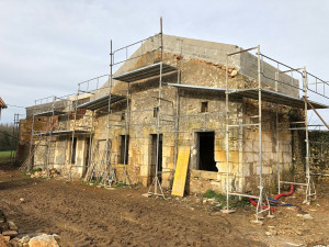 Photo de galerie - Rénovation complète d’un corps de ferme à l’abandon: surélévation des murs, charpente, couverture, isolation, placo, menuiseries, carrelage, sablage pierres, etc