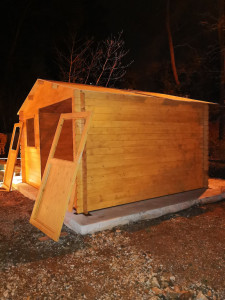 Photo de galerie - Assemblage et montage d'un chalet de jardin.