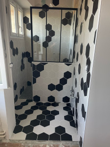 Photo de galerie - Pose de carrelage (sol et mur) réalisée avec soin. Travaux propres et durables. Main-d’œuvre uniquement (matériaux fournis par le client). Garantie décennale incluse.