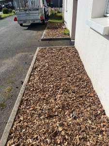 Photo de galerie - Désherbage à la Chevroliere et remise de copeaux de bois 