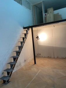 Photo de galerie - Fabrication d'escaliers métalliques sur mesure.  10 ans d'expérience en soudure. Travail propre, solide et finitions soignées. Je réalise : escaliers droits, colimaçons, rampes et garde-cor