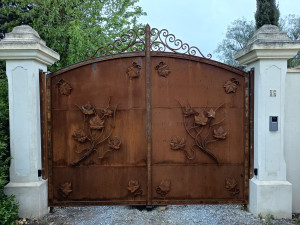 Photo de galerie - Réalisation d'un portail en acier C.O.R.T.E.N  sur mesure , orné d'un fer forgé sur le thème de la vigne 
