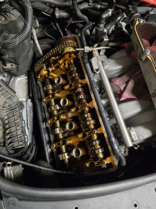 Photo de galerie - Remplacement des joints de cache culbuteurs + modification de l’admission sur Audi 4.2i V8