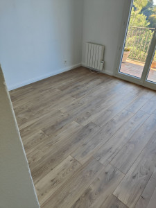 Photo de galerie - Pose de parquet stratifié avec les plinthes 