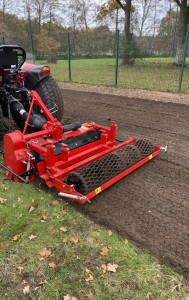 Photo de galerie - Préparation de sol pour semi de gazon avec micro tracteur équipée d’un enfouisseur de pierre 