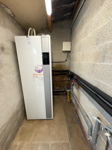 Photo de galerie - Installation d’une pompe à chaleur Atlantic pour desservir vos besoin d’eau chaude et de chauffage. Et mise en place d’un tableau électrique dédiée a la pompe a chaleur