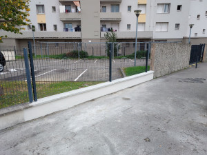 Photo de galerie - Rénovation d'un mur de clôture avec pose de grillage rigide 