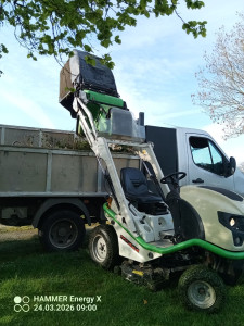 Photo de galerie - On reprend les tontes on lâche la mini pelle 