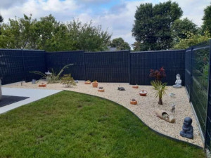 Photo de galerie - Création d'une clôture et d'un massif 
