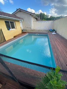 Photo de galerie - Reno piscine bois 
installation d'un PVC armé sur piscine bois 1m30 de hauteur 
gris claire 
