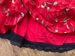 Photo de galerie - L’ourlet de la jupe avec une dentelle cousu.