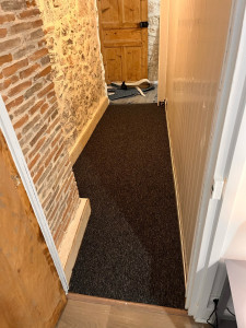 Photo de galerie - Pose de moquette dans un couloir 