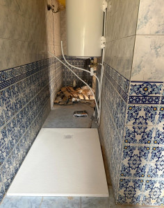 Photo de galerie - POSE DE BAC DE DOUCHE AINSI QUE D UN CHAUFFE EAU