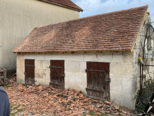 Photo de galerie - Découverture,redressage récouverture en petit tuiles de pays 