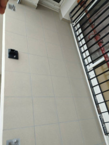 Photo de galerie - Pose du carrelage sur une terrasse.