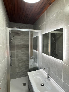 Photo de galerie - Carrelage ainsi que pose des meubles, de la douche et du lavabo fais par mes soins.