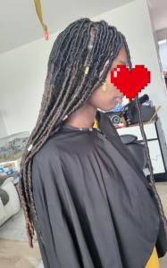 Photo de galerie - Je suis coiffeuse affro pour les  crochets  tresses africaine , pose d'extension 
 (tissage )je vend aussi toutes sortes de rajouts et perruque. contactez moi mes amours 06?27 47 ?12 58