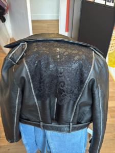 Photo de galerie - Ajout dentelle sur veste en cuir abîmé.