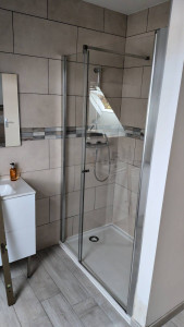Photo de galerie - Pose bac à douche et paroie de douche 