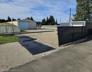Photo de galerie - Clôture tombée sous l'effet du vent avant remise en état.