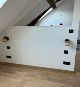 Photo de galerie - Montage d'une cloison, pose de luminaires, pose de prises et d'interrupteurs encastrés
