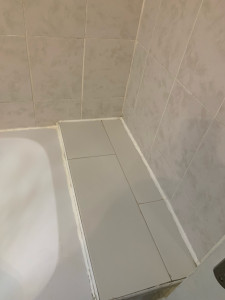 Photo de galerie - Salle de bain ( reblanchir joint, lavabo, baignoire)