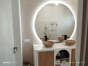 Photo de galerie - Installation d'un miroir rétro éclairé.