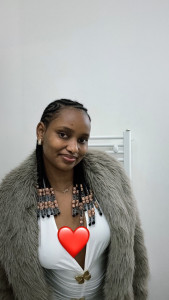 Photo de galerie - Souriante, dynamique et toujours prête à aider, je suis une personne sérieuse et bienveillante. J’aime apporter mon aide au quotidien et rendre service avec bonne humeur. Je m’adapte facilement aux besoins de chacun et je fais toujours mon maximum 