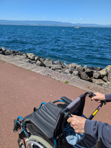 Photo de galerie - Aide à la marche quais d'Évian