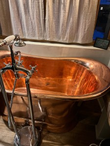Photo de galerie - Entretien d’une baignoire en cuivre 