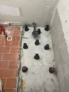 Photo de galerie - Préparation support de receveur de douche sur pied réglable munis de silent bloc 