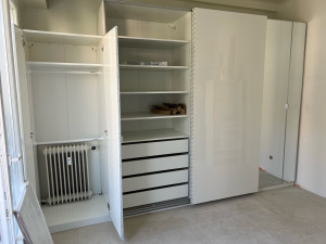 Photo de galerie - Installation d’un PAX 3m40 par 2m36 à porte coulissante et battantes miroirs ainsi q’une découpe pour encastrer le radiateur