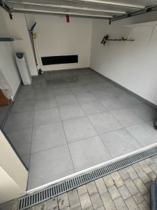Photo de galerie - Pose de carrelage 60x60 dans un garage ?  ✔️ Pose droite et alignement précis ✔️ Joints fins, rendu propre et moderne ✔️ Résistant et facile d’entretien  Un garage fonctionnel et esthétique ?  #carrelage #garage #carreleur #renovation #chanti