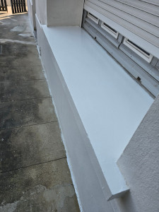 Photo de galerie - Peinture sous bassement et appuis fenêtres 