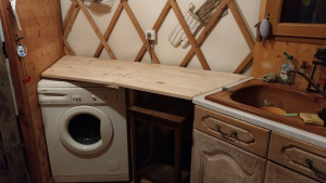 Photo de galerie - Confection et pose d'un plan de travail pour cuisine dans une yourte (donc arrondie) 