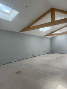 Photo de galerie - Réalisation de bande à joints en 3 passes réalisé mécaniquement ainsi que 2 passes de ratissage sur les murs + impression et deux couches de finition mat  plafond et une couche d’impression teinter sur les murs 