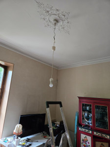 Photo de galerie - AVANT-Pose de plafonnier ventilateur à une hauteur de 3,40 mètres (Chambéry centre ville)