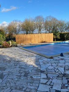 Photo de galerie - Pose d’une clôture bois brise vue pour le coins piscine 