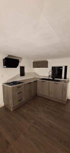 Photo de galerie - Montage et pose complète de cuisine
✔️ Montage des meubles hauts et bas
✔️ Pose et découpe du plan de travail
✔️ Installation de l’évier, plaque et hotte
✔️ Raccordements