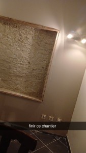 Photo de galerie - Creation d'une niche murale avec pierres apparentes et finitions bois.