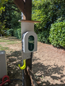 Photo de galerie - Borne de recharge 7,4kWSchneider pour recharger une voiture électrique 