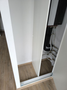 Photo de galerie - Fabrication et aménagement d'un placard de rangement et dissimulation de compteur.
