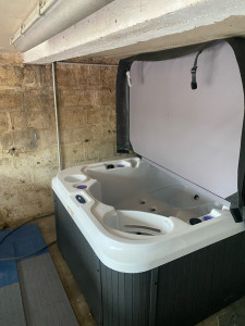 Photo de galerie - Mise en œuvre d’un circuit spécialisé pour spa avec alimentation dédiée depuis le tableau électrique, protections conformes et raccordement de l’installation pour une mise en service en toute sécurité.