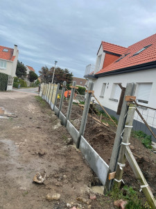 Photo de galerie - Pose clôture poteaux plaque 