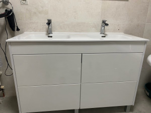 Photo de galerie - Montage du meuble de salle de bains avec installation de la double vasque réalisé