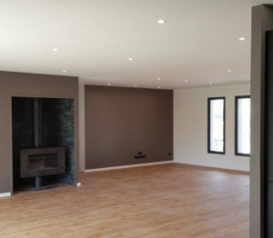 Photo de galerie - Peinture des murs et plafonds avec création d'un mur d'accent. Travail propre, précis et matériaux de haute qualité pour un rendu parfait.