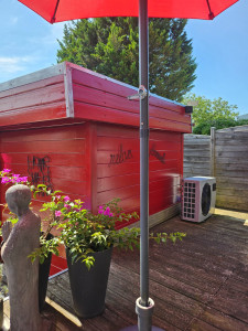 Photo de galerie - Ponçages complet +  peinture pour cabanon de jardin 