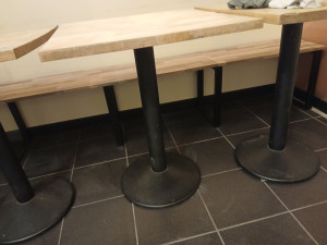 Photo de galerie - Banc et table de pizzeria