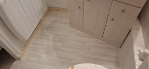 Photo de galerie - Rénovation toilettes pose USB avec vinyle finition plinthes 