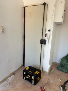 Photo de galerie - Installation nouvelle porte sur barre de pivotement et nouvelle serrure